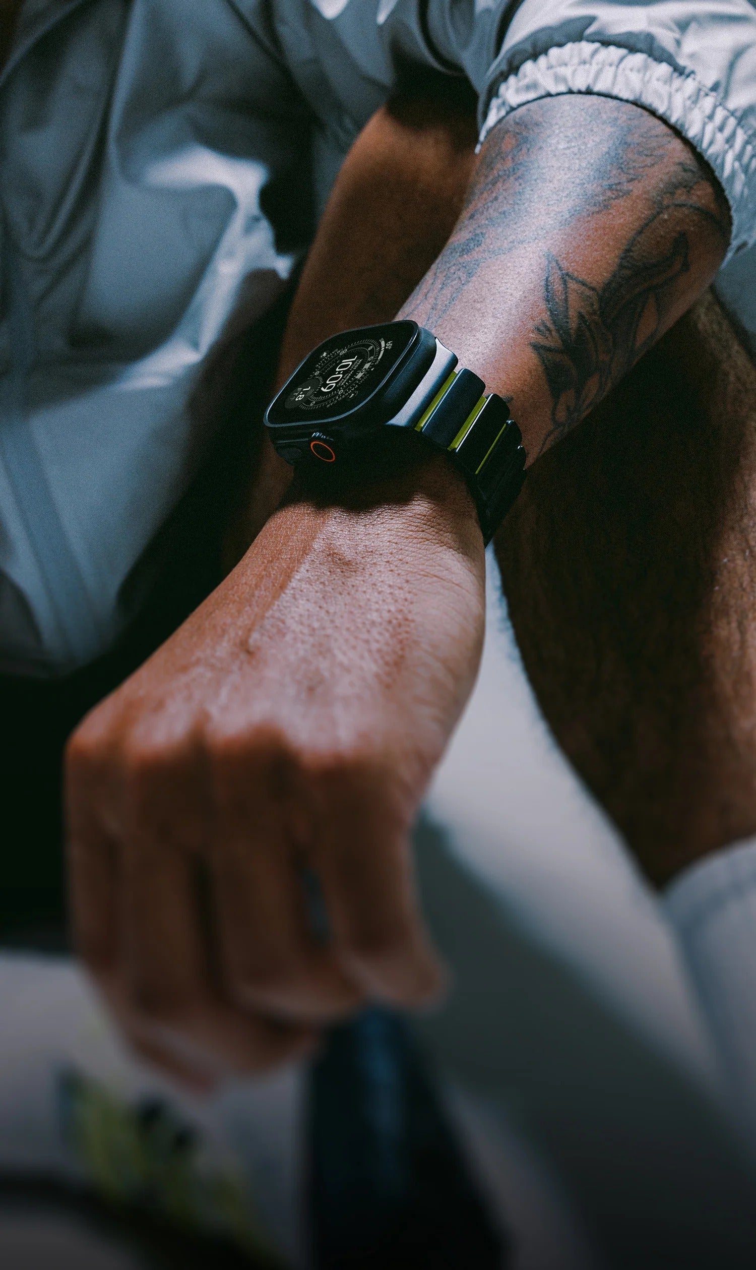 Nomad Stratos Titanium Apple Watch Ultra 1 - 3 / 42-49mm / Series 1-11 & SE - Black / Volt - Mac Addict