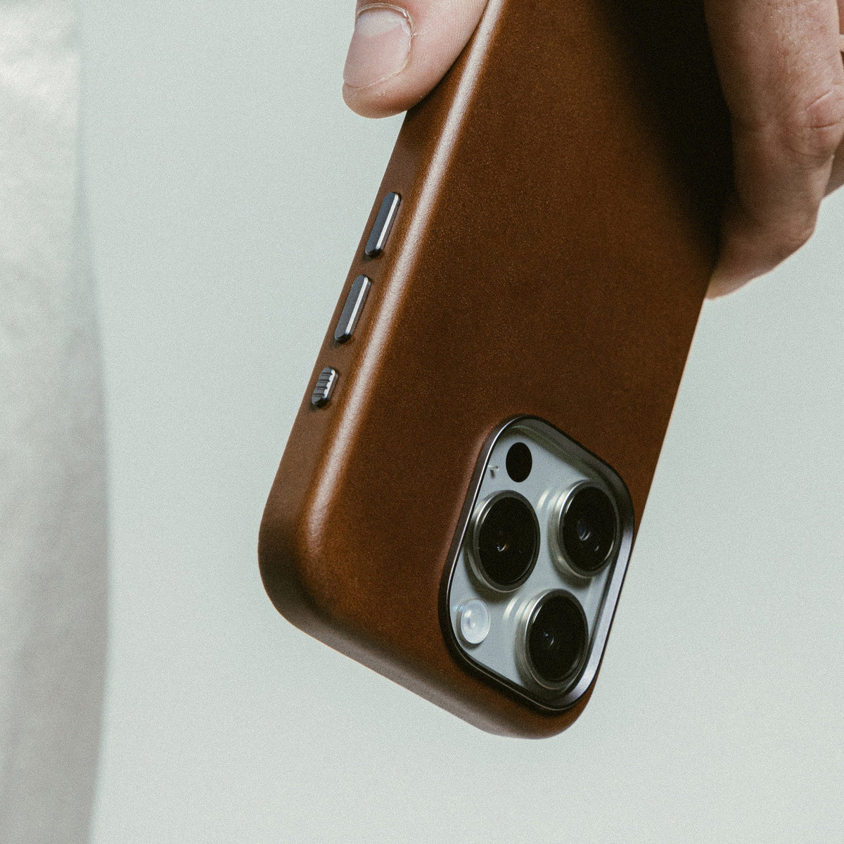Nomad Traditional Premium Leather Case iPhone 16 Pro Max 6.9 - Brown - Mac Addict