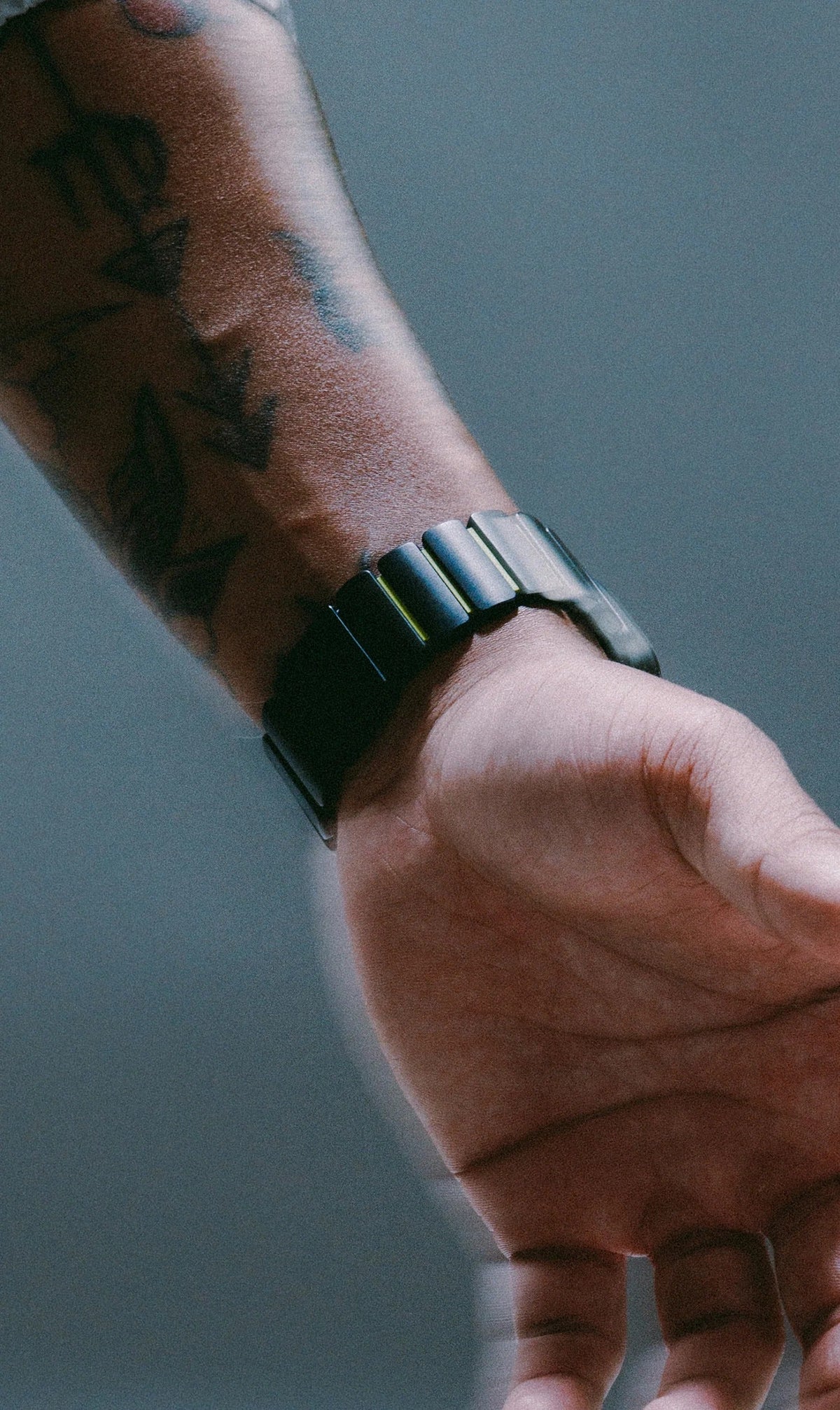 Nomad Stratos Titanium Apple Watch Ultra 1 - 3 / 42-49mm / Series 1-11 & SE - Black / Volt - Mac Addict