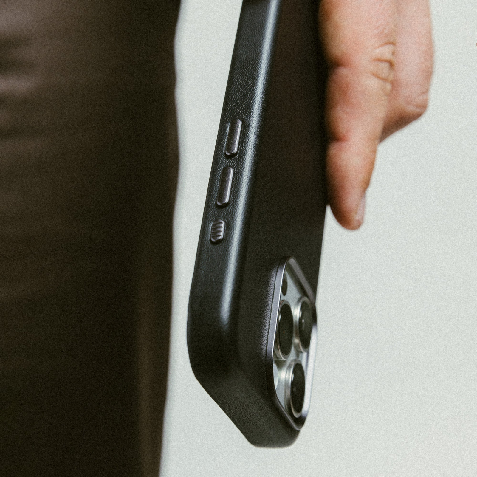 Nomad Traditional Horween Leather Case iPhone 16 Pro 6.3 - Black